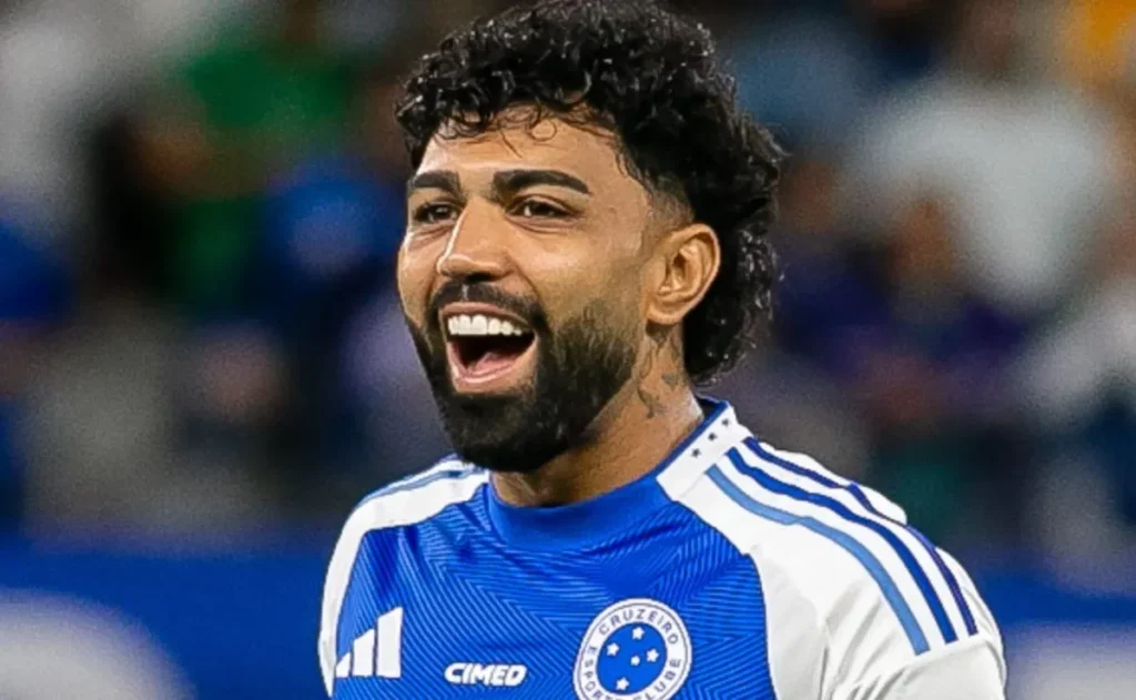 Gabigol com a camisa do cruzeiro