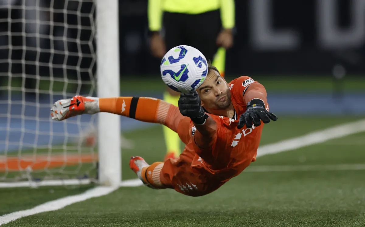 Léo Jardim defendendo o pênalti de Alex Telles no Nilton Santos.