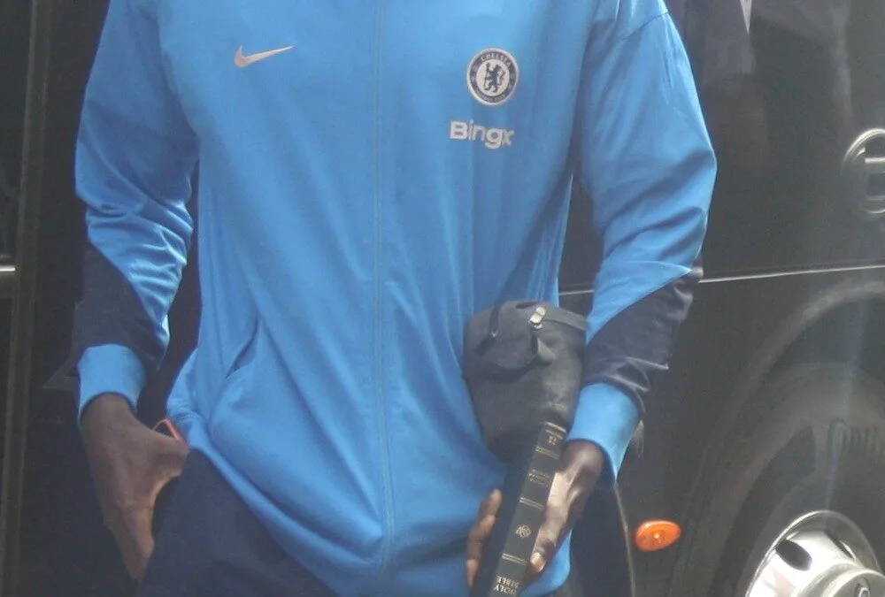 Chalobah troca o Chelsea pelo Como: acordo de 30 milhoes de euros leva o zagueiro ingles para a Serie A de Fabregas